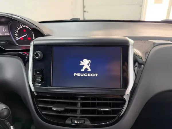 Peugeot 208 2015 - 8500 EUR, 152000 km - 152000km - foto 11 de 26
