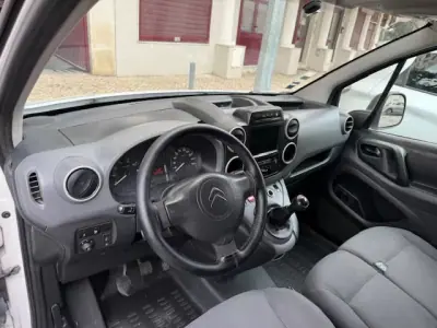 Citroën Berlingo 2015 - 8900 EUR, 221000 km - AUTO.MOTO.pt - 221000km - foto 18 de 29