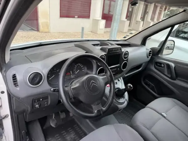 Citroën Berlingo 2015 - 7900 EUR, 221000 km - AUTO.MOTO.pt - 221000km - foto 18 de 29