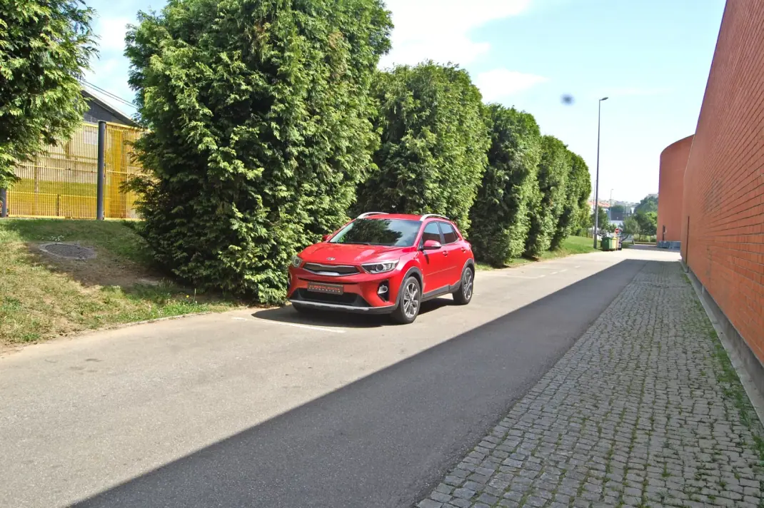 Kia Stonic 2019 - 12990 EUR, 101500 km - AUTO.MOTO.pt - 101500km - foto 1 de 10