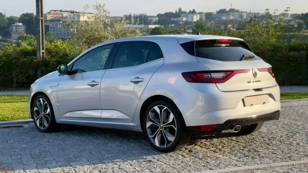 Renault Mégane 2019 - 14999 EUR, 99500 km - AUTO.MOTO.pt - 99500km - foto 6 de 20