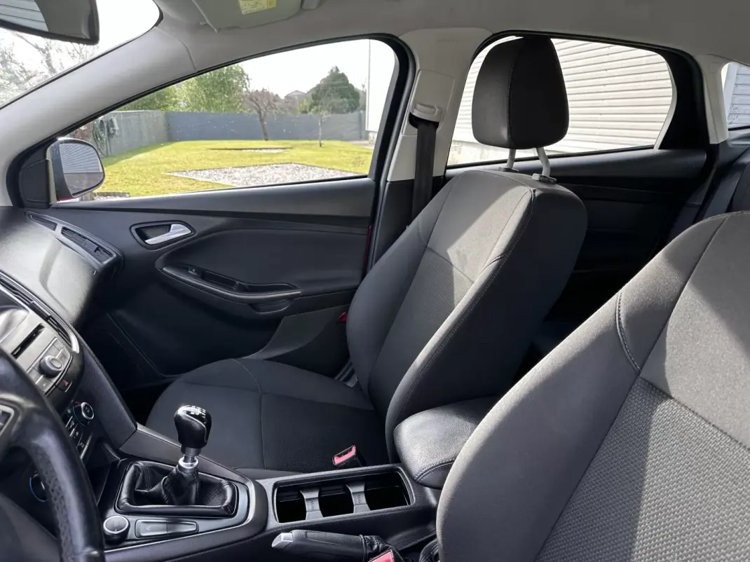 Ford Focus 2017 - 9900 EUR, 190000 km - AUTO.MOTO.pt - 190000km - foto 28 de 50