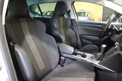 Renault Mégane Sport Tourer 2020 - 16790 EUR, 137000 km - AUTO.MOTO.pt - 137000km - foto 20 de 37