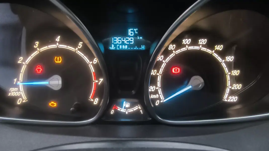 Ford Fiesta 2015 - 8450 EUR, 136200 km - AUTO.MOTO.pt - 136200km - foto 8 de 9