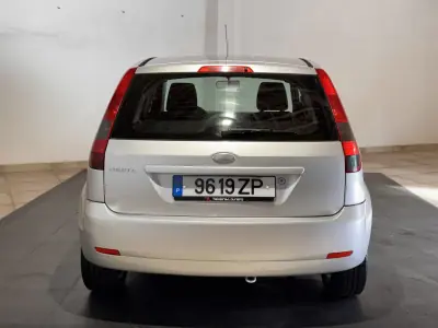Ford Fiesta 2005 — foto 6 de 22