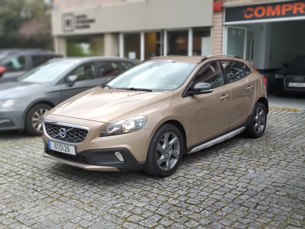 Volvo V40 Cross Country 2014 - 9900 EUR, 235000 km - AUTO.MOTO.pt - 235000km - foto 5 de 15