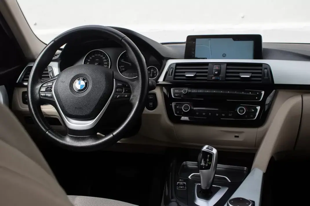 BMW 320 2016 - 18900 EUR, 173000 km - AUTO.MOTO.pt - 173000km - foto 15 de 19