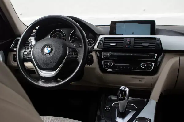 BMW 320 2016 - 17250 EUR, 173000 km - AUTO.MOTO.pt - 173000km - foto 15 de 19