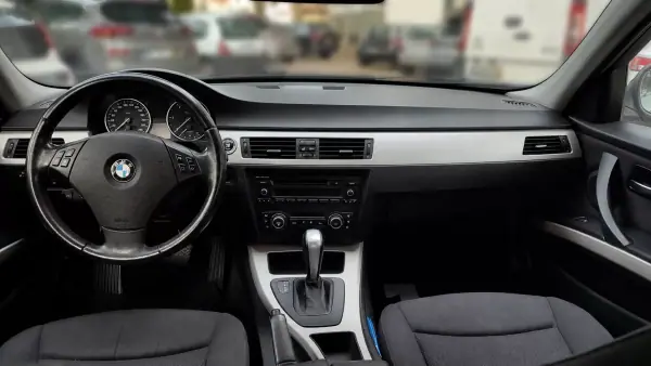 BMW 318 2012 - 10999 EUR, 210000 km - AUTO.MOTO.pt - 210000km - foto 6 de 9