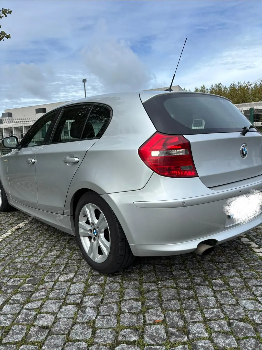 BMW 118 2010 - 6748 EUR, 356000 km - AUTO.MOTO.pt - 356000km - foto 4 de 12