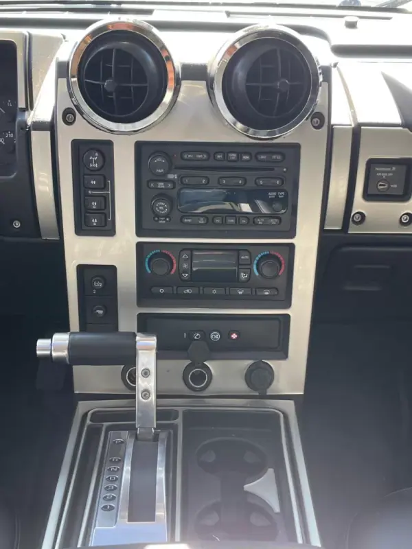 Hummer H2 2010 - 60000 EUR, 143000 km - AUTO.MOTO.pt - 143000km - foto 10 de 17