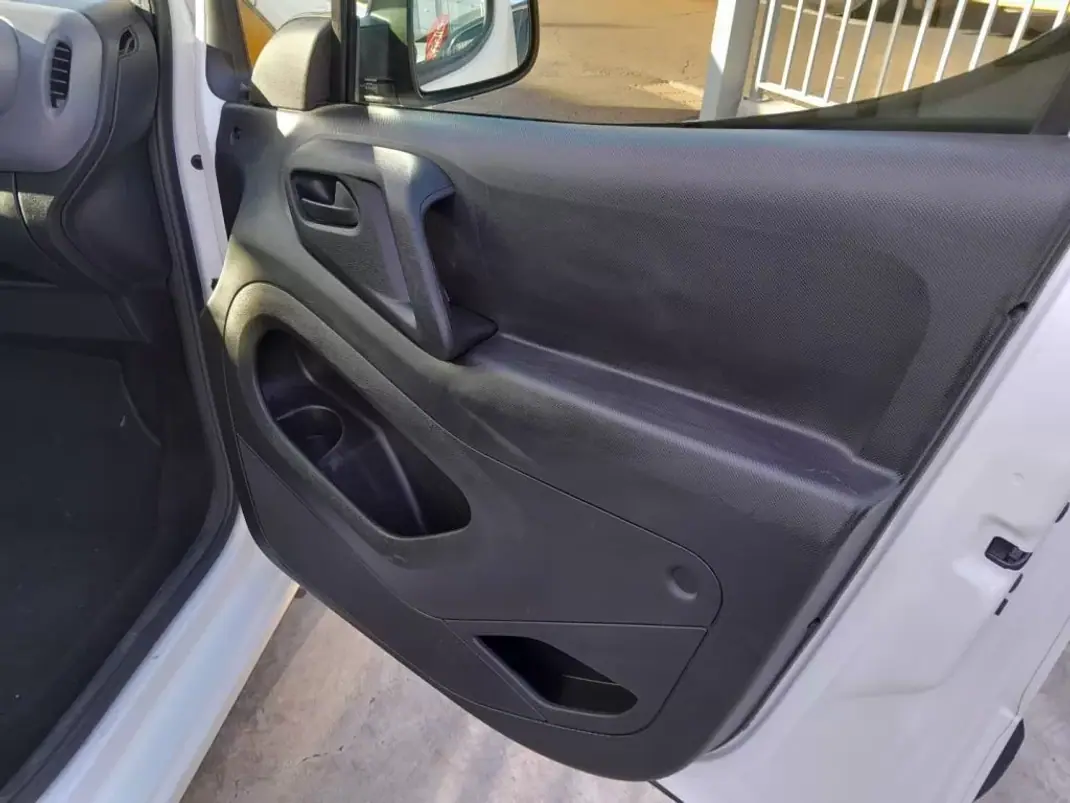 Peugeot Partner 2018 - 13900 EUR, 179163 km - 179163km - foto 5 de 11