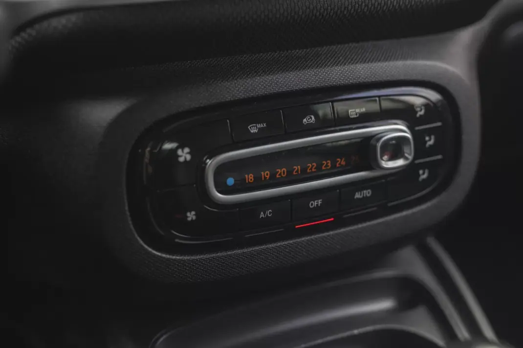 Smart Fortwo Cabrio 2015 - 11900 EUR, 179000 km - AUTO.MOTO.pt - 179000km - foto 15 de 20