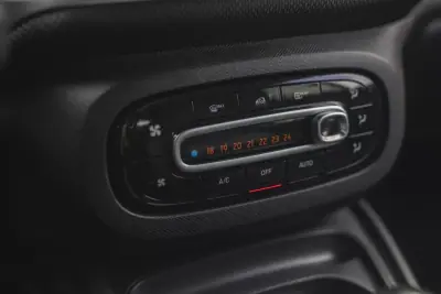 Smart Fortwo Cabrio 2015 - 11900 EUR, 179000 km - AUTO.MOTO.pt - 179000km - foto 15 de 20