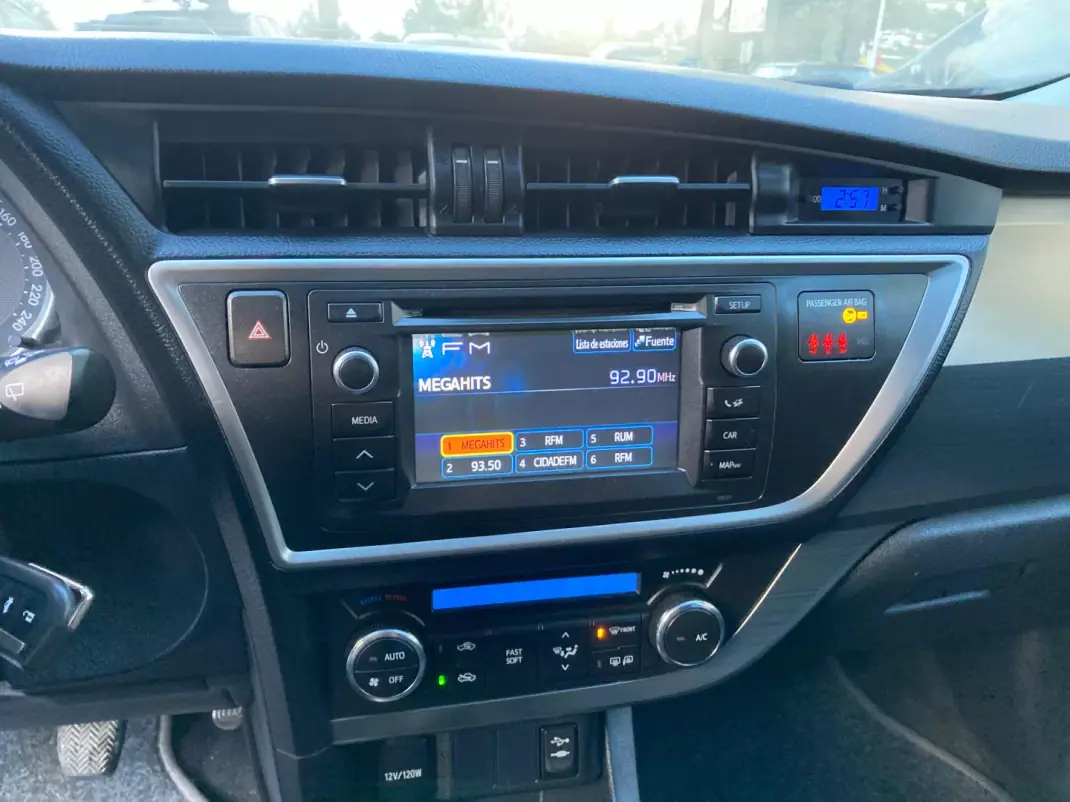 Toyota Auris 2013 - 13250 EUR, 145685 km - AUTO.MOTO.pt - 145685km - foto 8 de 15