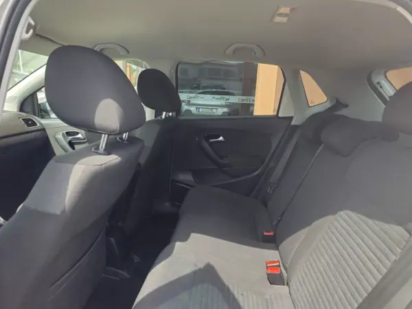 Volkswagen Polo 2014 - 8500 EUR, 127000 km - AUTO.MOTO.pt - 127000km - foto 11 de 16