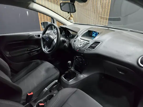 Ford Fiesta 2015 - 10750 EUR, 165000 km - AUTO.MOTO.pt - 165000km - foto 10 de 23