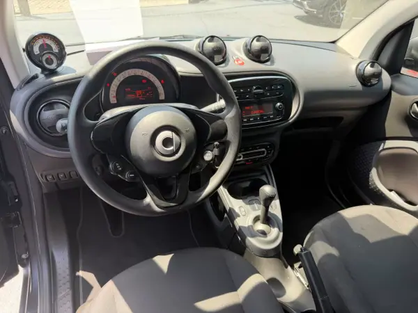 Smart ForTwo Coupé 2018 - 10500 EUR, 52000 km - AUTO.MOTO.pt - 52000km - foto 6 de 7
