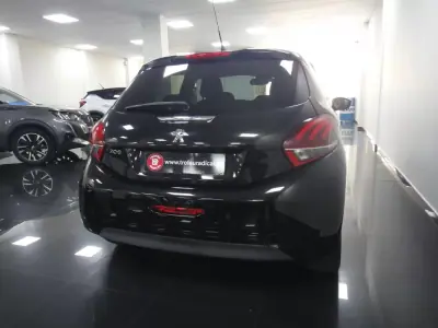 Peugeot 208 2018 - 8900 EUR, 82000 km - AUTO.MOTO.pt - 82000km - foto 6 de 23