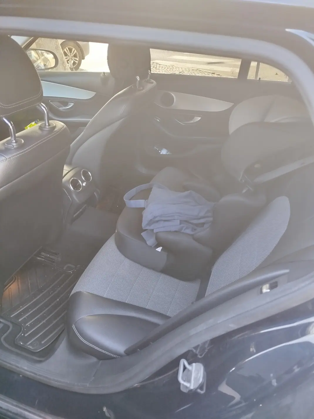 Mercedes-Benz C 220 2015 - 16900 EUR, 245000 km - AUTO.MOTO.pt - 245000km - foto 8 de 12