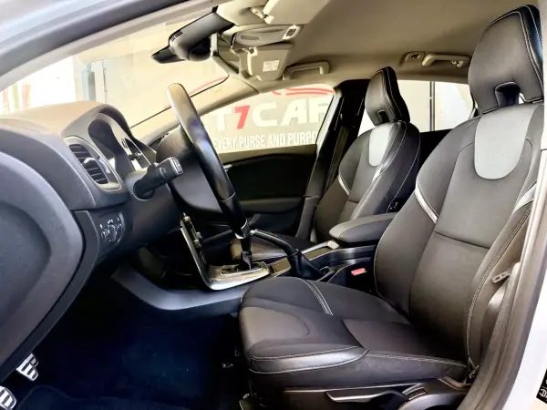 Volvo V40 2014 - 14490 EUR, 182428 km - AUTO.MOTO.pt - 182428km - foto 8 de 21