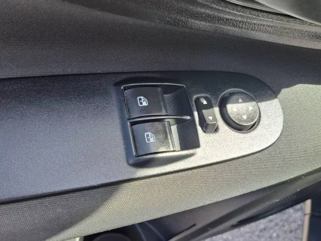 Fiat Punto 2017 - 8900 EUR, 69772 km - AUTO.MOTO.pt - 69772km - foto 25 de 39