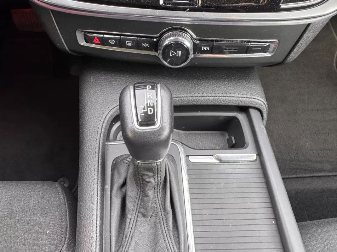 Volvo V90 2017 - 23750 EUR, 133014 km - AUTO.MOTO.pt - 133014km - foto 20 de 25