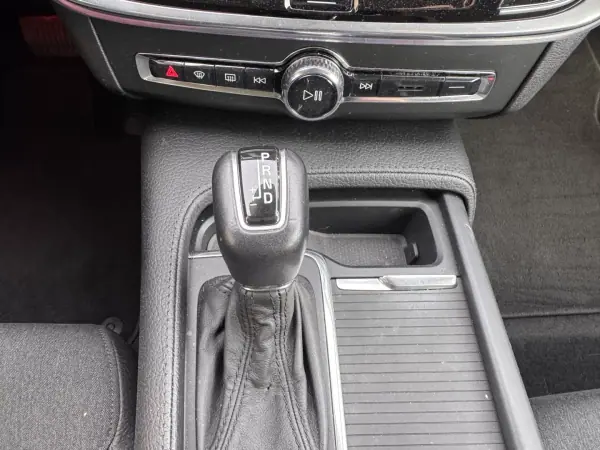 Volvo V90 2017 - 23750 EUR, 133014 km - AUTO.MOTO.pt - 133014km - foto 20 de 25