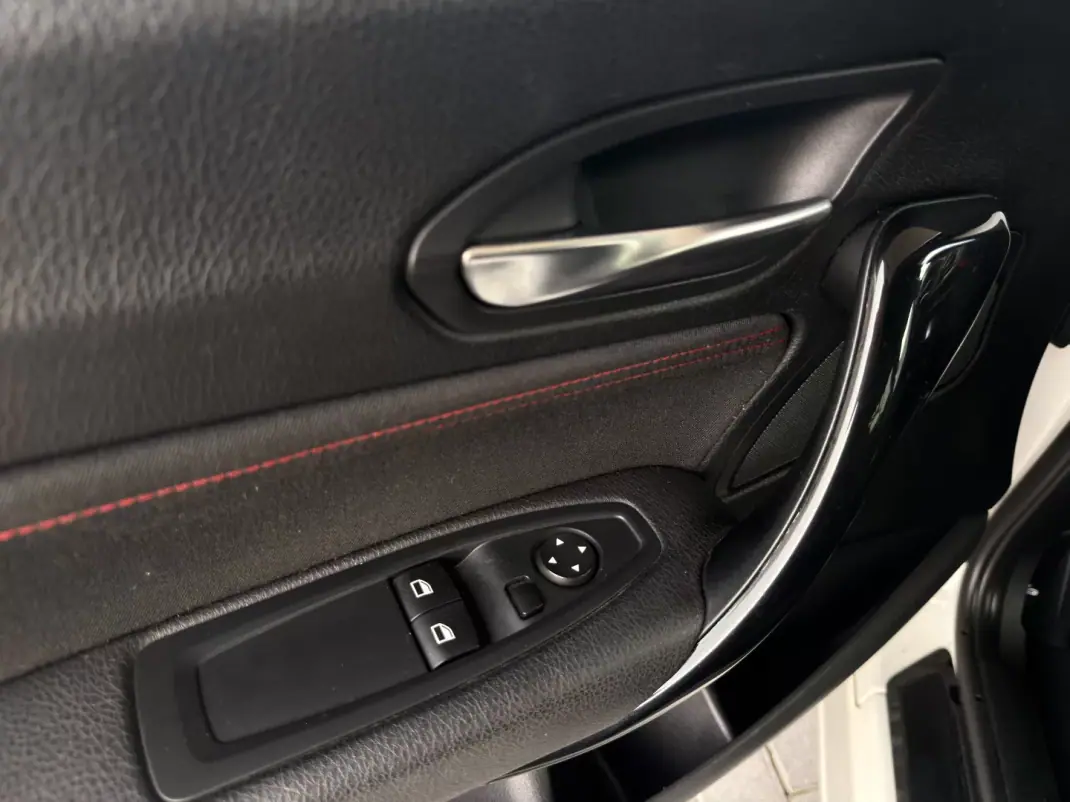 BMW 114 2015 - 11500 EUR, 241000 km - AUTO.MOTO.pt - 241000km - foto 12 de 20