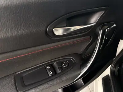 BMW 114 2015 - 11500 EUR, 241000 km - AUTO.MOTO.pt - 241000km - foto 12 de 20