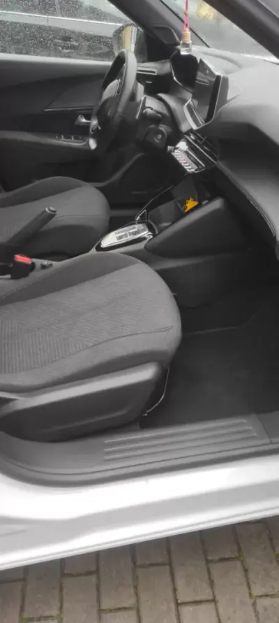 Peugeot 2008 2025 - 24750 EUR, 9700 km - AUTO.MOTO.pt - 9700km - foto 11 de 12