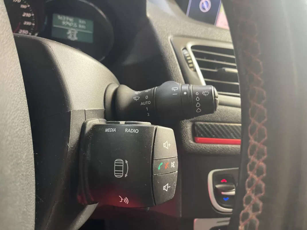 Renault Mégane Sport Tourer 2014 - 9999 EUR, 163000 km - AUTO.MOTO.pt - 163000km - foto 46 de 47