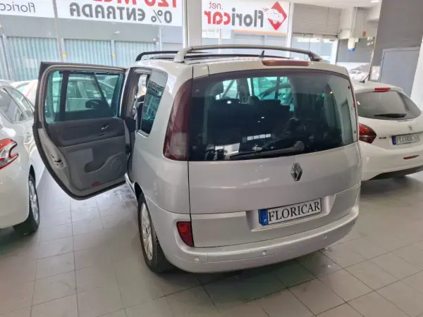 Renault Grand Espace 2006 - 5490 EUR, 260000 km - AUTO.MOTO.pt - 260000km - foto 5 de 10