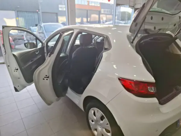 Renault Clio 2016 - 8900 EUR, 150560 km - AUTO.MOTO.pt - 150560km - foto 2 de 7