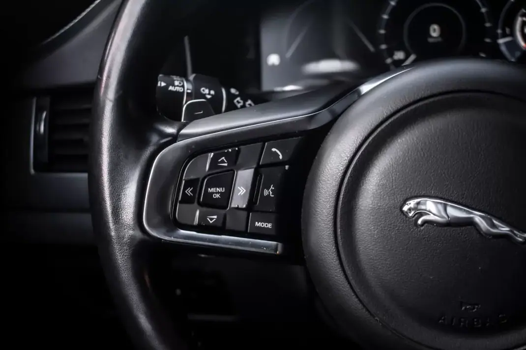 Jaguar XF Sportbrake 2019 - 23990 EUR, 147458 km - AUTO.MOTO.pt - 147458km - foto 14 de 45