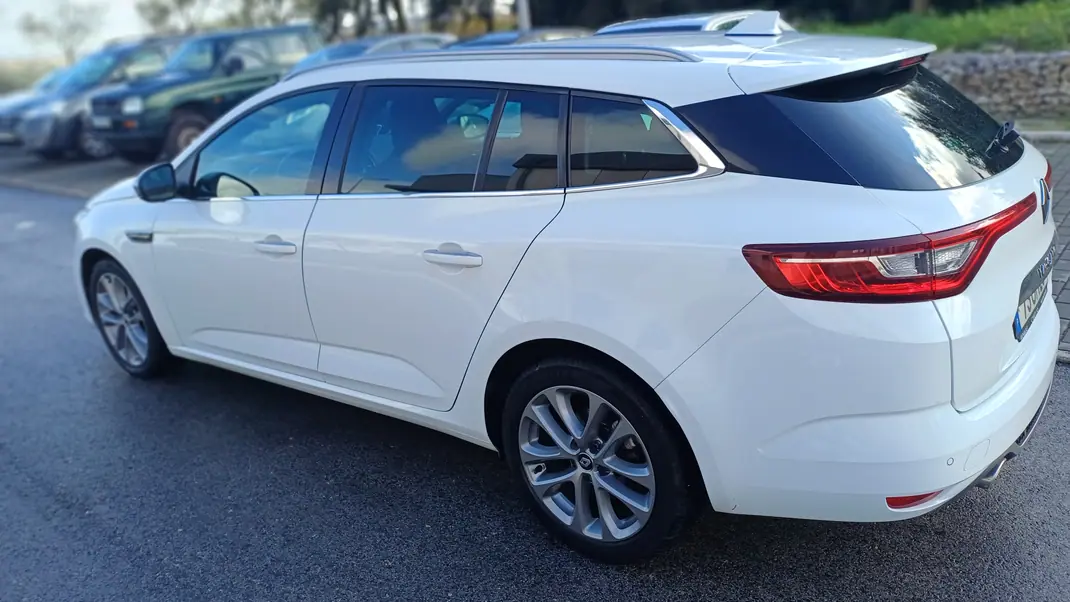 Renault Mégane 2018 - 12000 EUR, 124500 km - AUTO.MOTO.pt - 124500km - foto 5 de 17