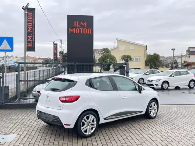 Renault Clio 2017 - 12500 EUR, 142000 km - AUTO.MOTO.pt - 142000km - foto 4 de 10