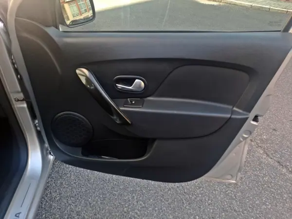 Dacia Sandero 2018 - 8500 EUR, 155000 km - AUTO.MOTO.pt - 155000km - foto 20 de 22
