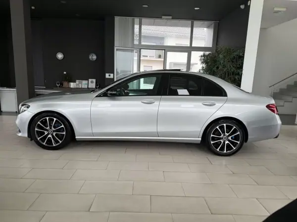 Mercedes-Benz E 220 2020 - 34990 EUR, 84701 km - AUTO.MOTO.pt - 84701km - foto 25 de 29