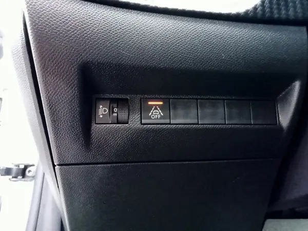 Peugeot e-208 2022 - 26950 EUR, 9000 km - AUTO.MOTO.pt - 9000km - foto 21 de 33
