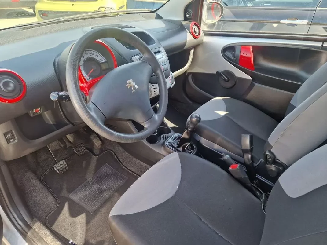 Peugeot 107 2012 - 6750 EUR, 163000 km - AUTO.MOTO.pt - 163000km - foto 9 de 12