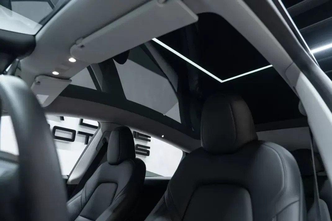 Tesla Model Y 2023 - 35950 EUR, 57000 km - 57000km - foto 23 de 49