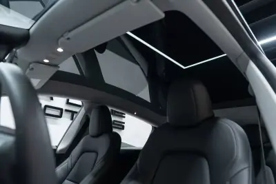 Tesla Model Y 2023 - 35950 EUR, 57000 km - 57000km - foto 23 de 49