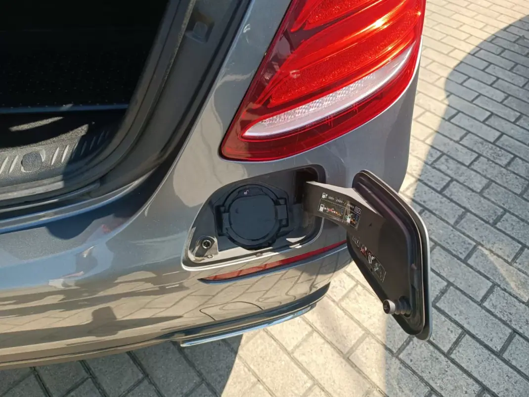 Mercedes-Benz E 300 2019 - 27500 EUR, 150200 km - 150200km - foto 15 de 18