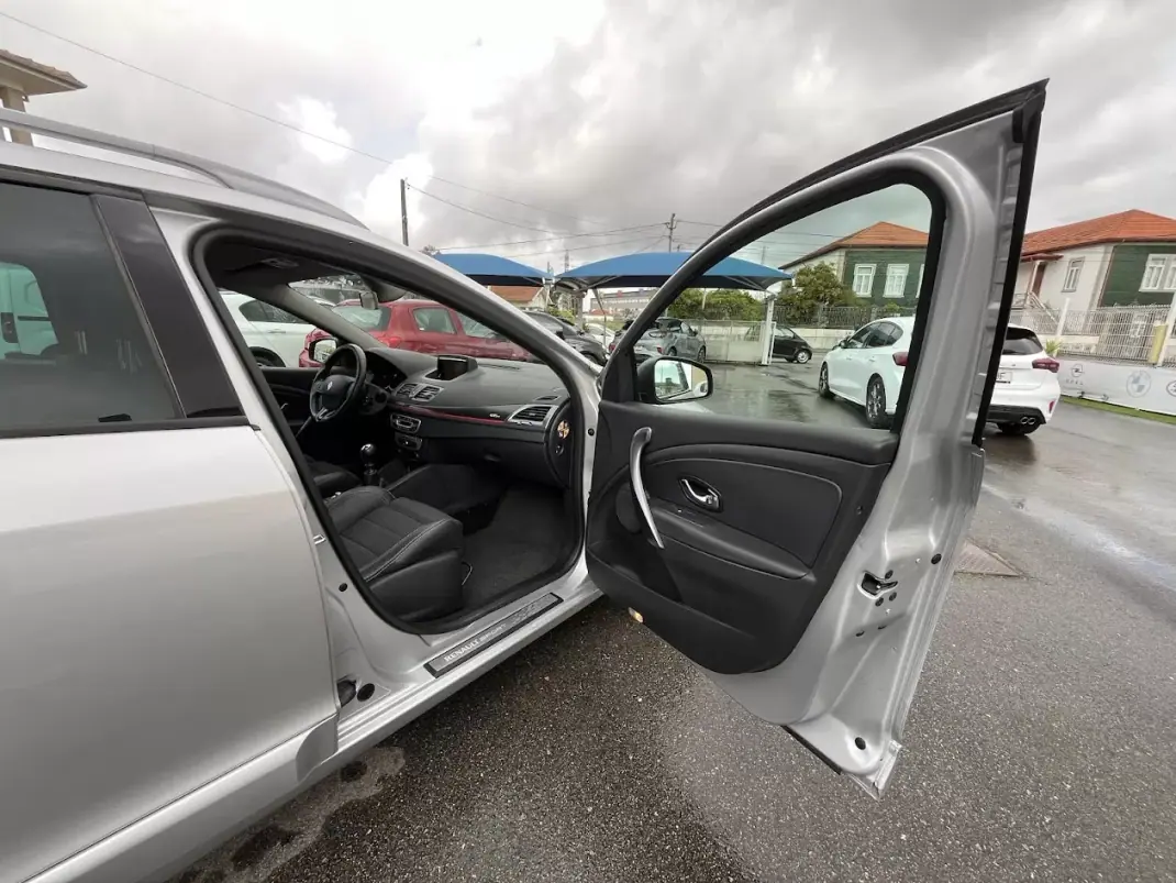 Renault Mégane Sport Tourer 2014 - 7750 EUR, 250000 km - AUTO.MOTO.pt - 250000km - foto 30 de 47