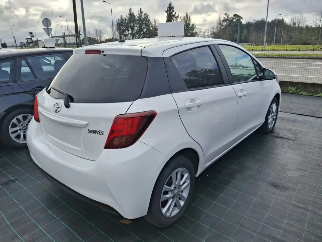 Toyota Yaris 2016 - 12950 EUR, 119678 km - AUTO.MOTO.pt - 119678km - foto 8 de 15