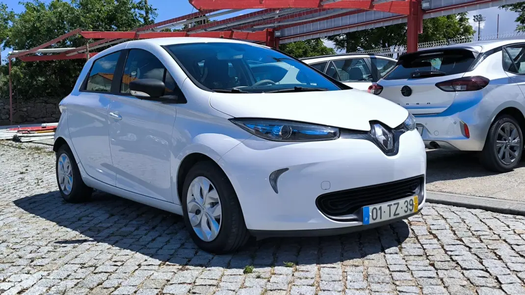 Renault Zoe 2017 - 8950 EUR, 117586 km - AUTO.MOTO.pt - 117586km - foto 3 de 8
