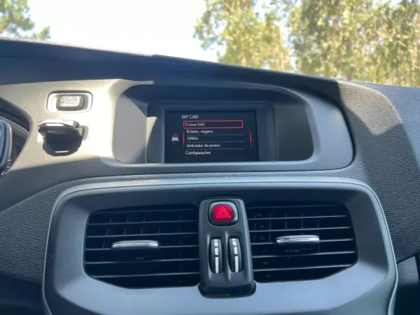Volvo V40 2017 - 15900 EUR, 120000 km - AUTO.MOTO.pt - 120000km - foto 32 de 39