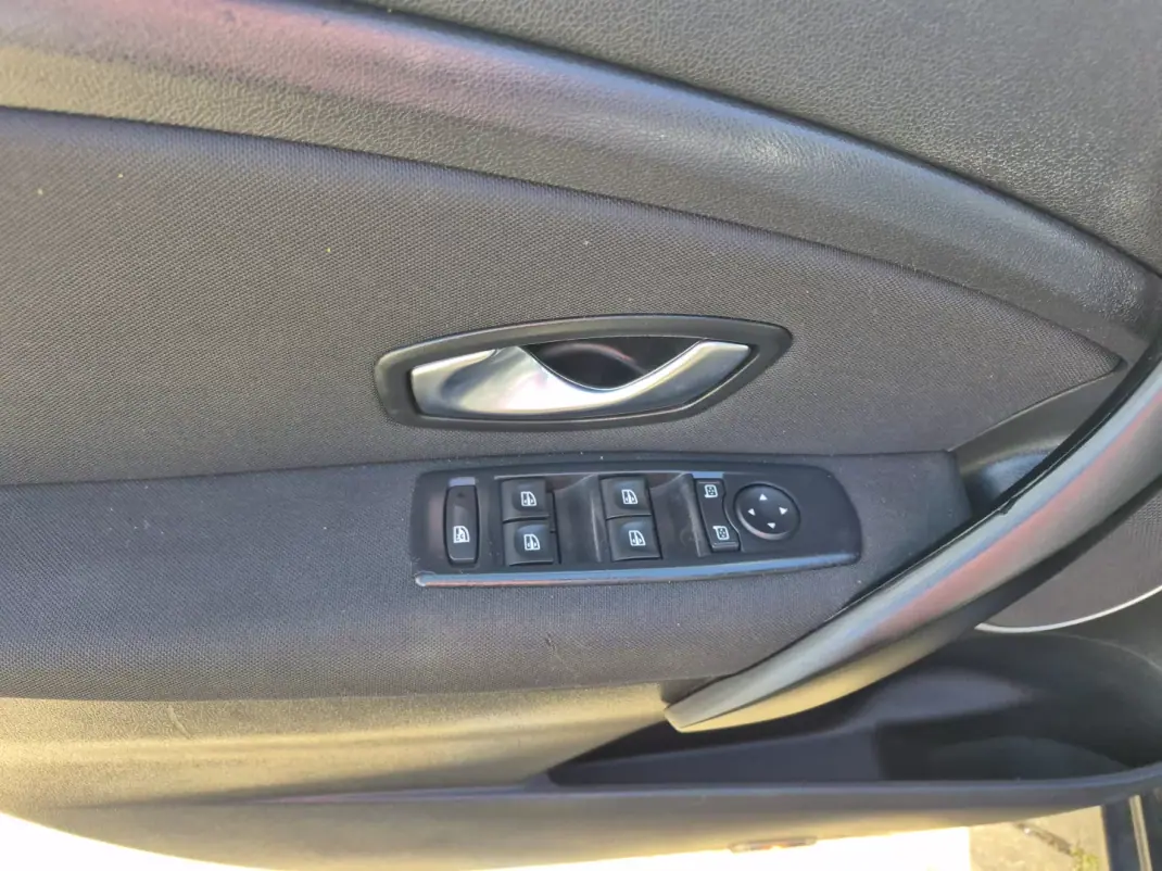 Renault Mégane 2010 - 5250 EUR, 255154 km - AUTO.MOTO.pt - 255154km - foto 15 de 23