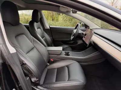 Tesla Model 3 2020 - 21500 EUR, 106000 km - AUTO.MOTO.pt - 106000km - foto 10 de 18